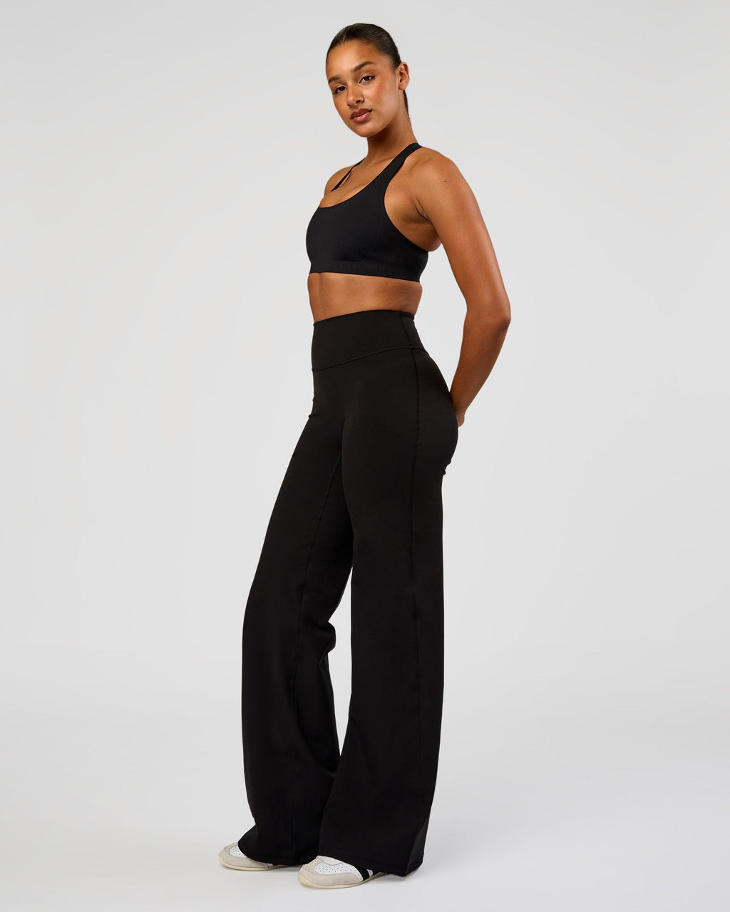 Flow Bonded Scoop Neck Sports Bra - Black